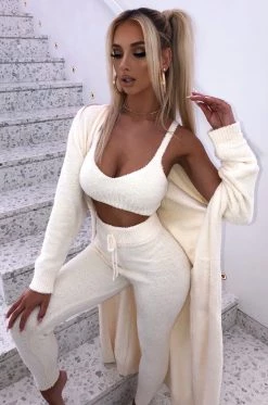 C.F NEW ARRIVALS Amira Cozy Crop - Cream